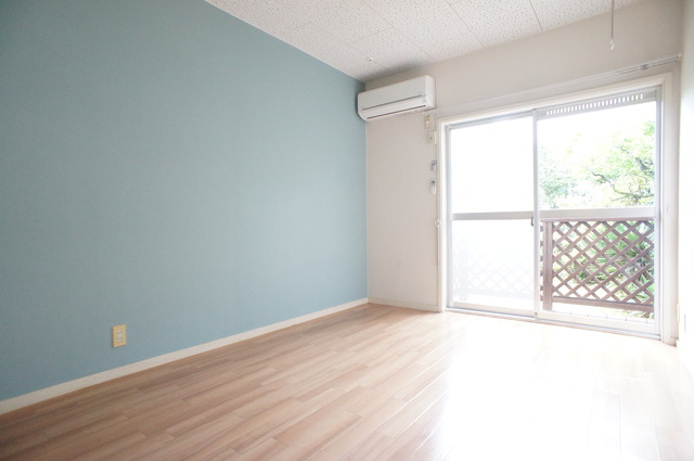 居室・リビング　アクセントクロス仕様で、お部屋をオシャレに演出してくれます♪