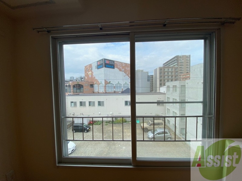 バルコニー　窓からの日光は気持ちを明るくしてくれますよ。