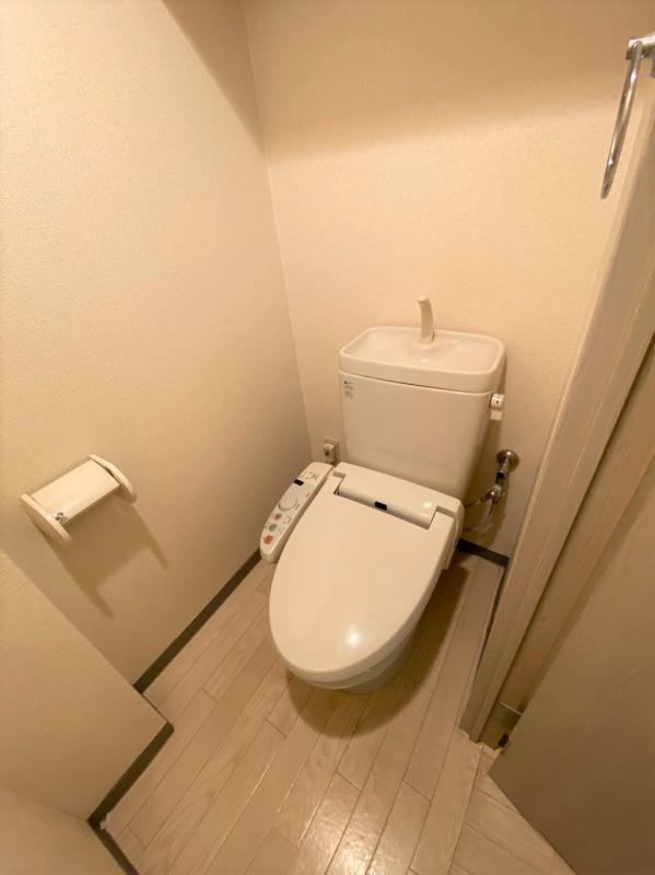 トイレ　806号室の写真になります。