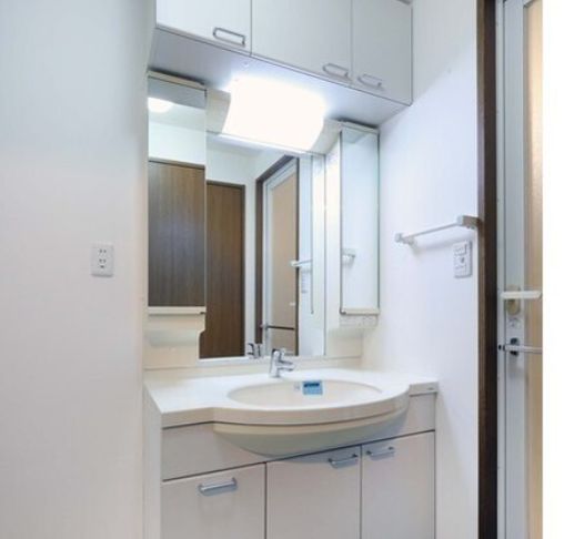 洗面設備　独立洗面台あり、毎朝おしゃれに忙しい女性の方におすすめです