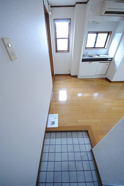 玄関　写真は２０５号室