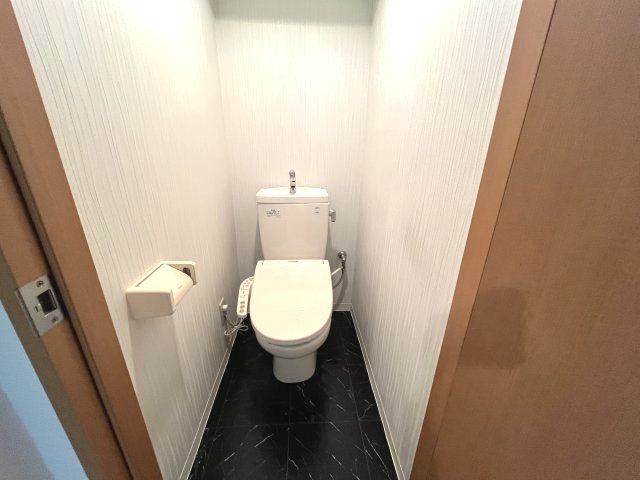 トイレ　イメージとして同建物他部屋を表示しています