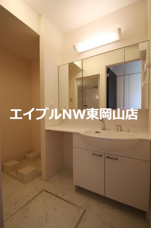 洗面設備　３面鏡タイプ