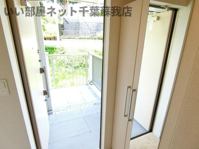 玄関　お出かけ前に身だしなみチェックできる鏡付き！