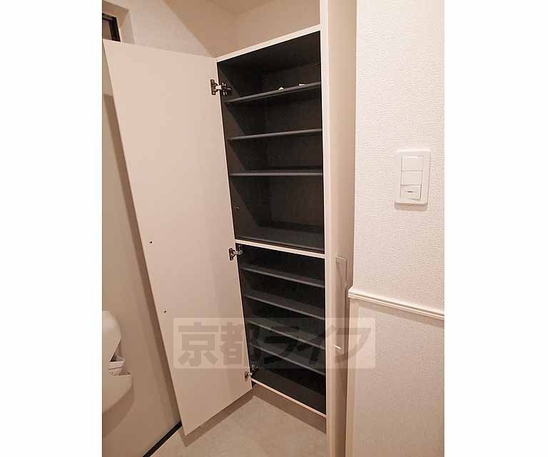 収納　鏡付のシューズバックスです。