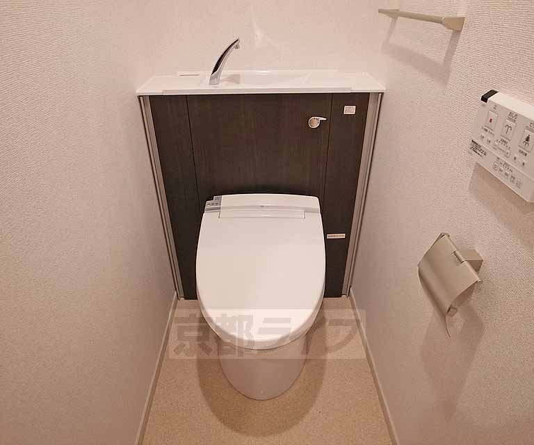 トイレ　ウォシュレット付です。