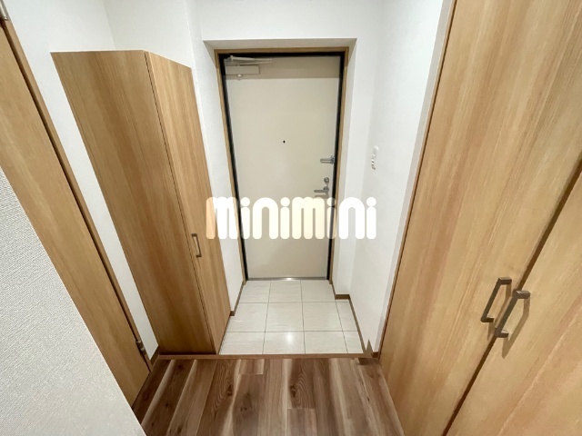 玄関　１０２号室の写真です。