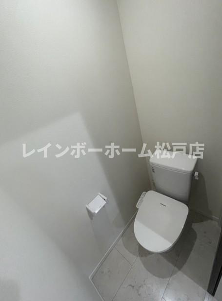 トイレ　落ち着いた色調のトイレです