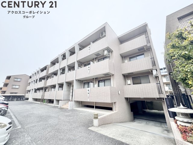 建物外観　敷地内に駐車場があります