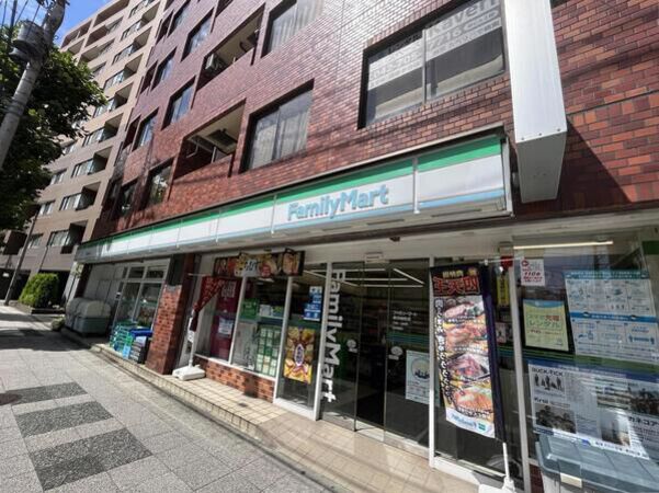 コンビニ　ファミリーマート 横浜楠町店（コンビニ）まで569m