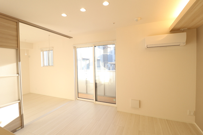 居室・リビング　南向きの明るいリビングです。