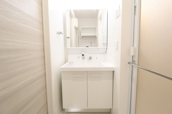 洗面設備　独立洗面台は忙しい朝の見方です。