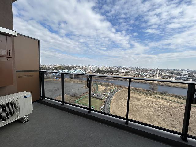 バルコニー　開放的で明るい空間を演出してくれるバルコニーです
