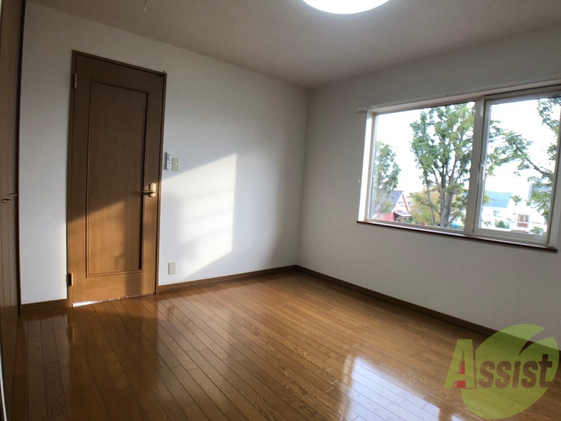 その他部屋・スペース　寝室はこちらです。光が差し込む、温かみのあるお部屋です。