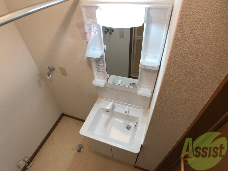 洗面設備　大きくて使いやすそうな独立洗面台になっています。