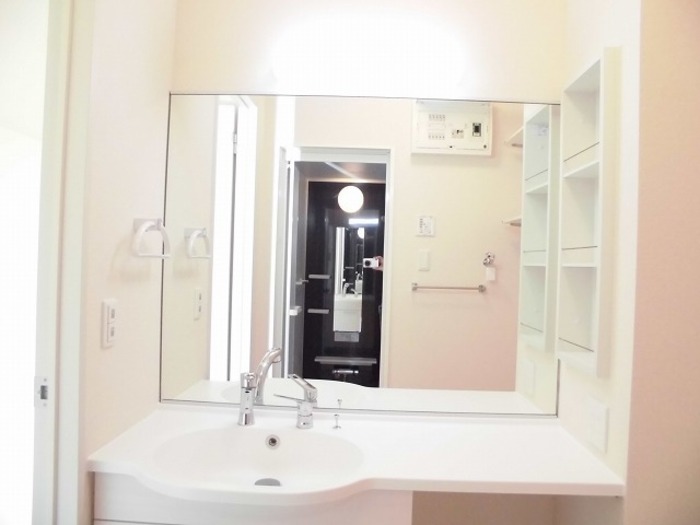 洗面設備　ゆったりとスペースのある洗面所