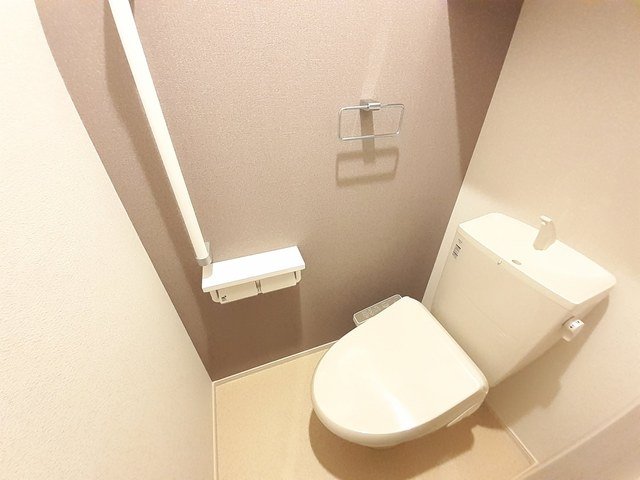 トイレ　落ち着いた色調のトイレです