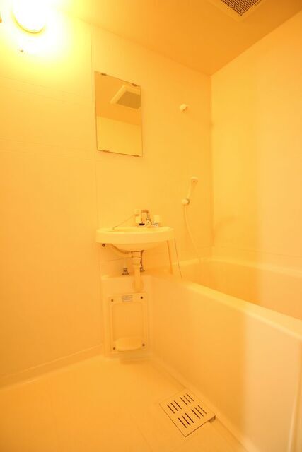 バス・シャワールーム　※写真は別室の参考写真です。現況優先。