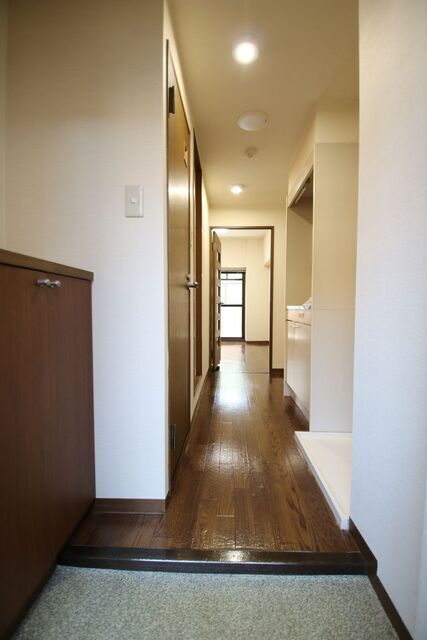 玄関　※写真は別室の参考写真です。現況優先。