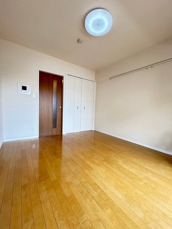 その他部屋・スペース　開放的な寝室です