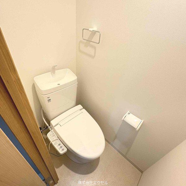 トイレ　温水洗浄便座です。