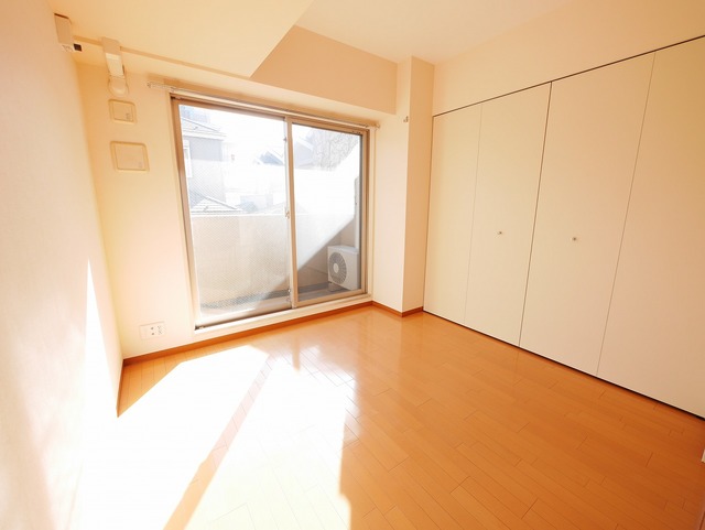 居室・リビング　南向きの明るいお部屋です