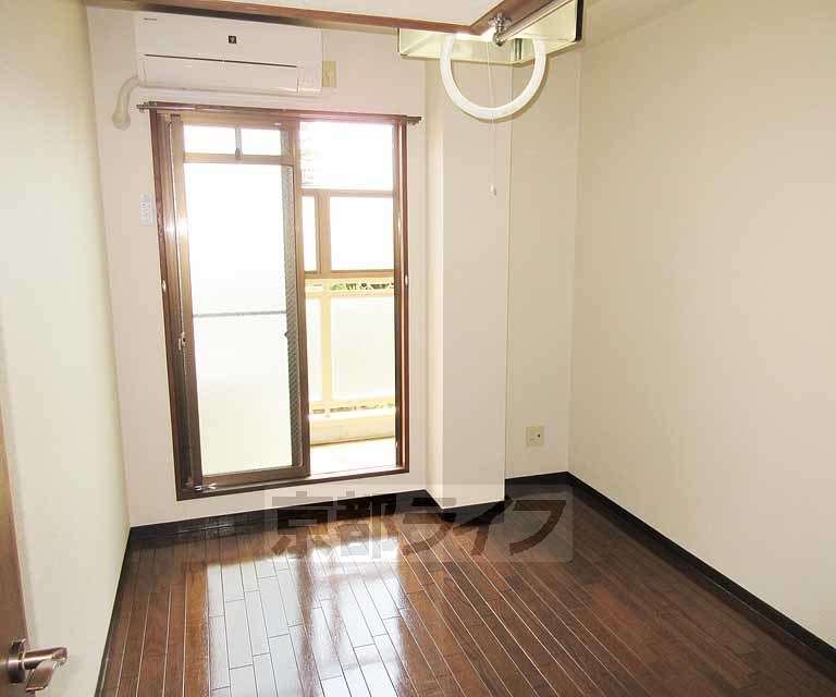 居室・リビング　明るい洋室６帖です