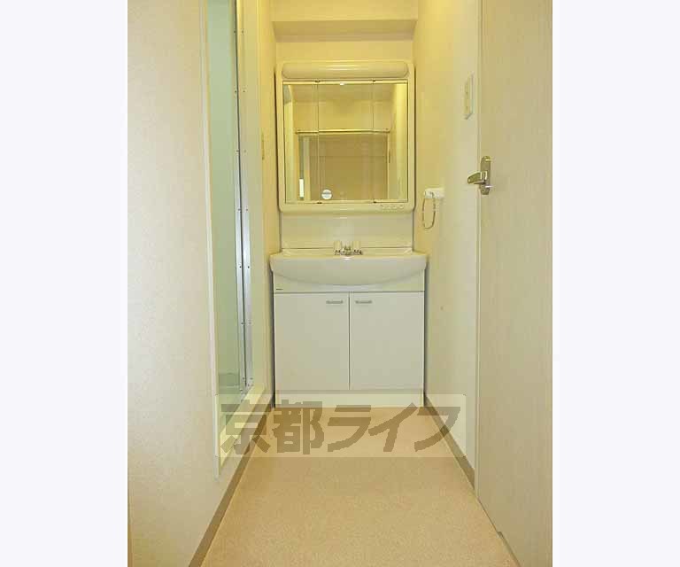 洗面設備　たくさん収納できる洗面台です