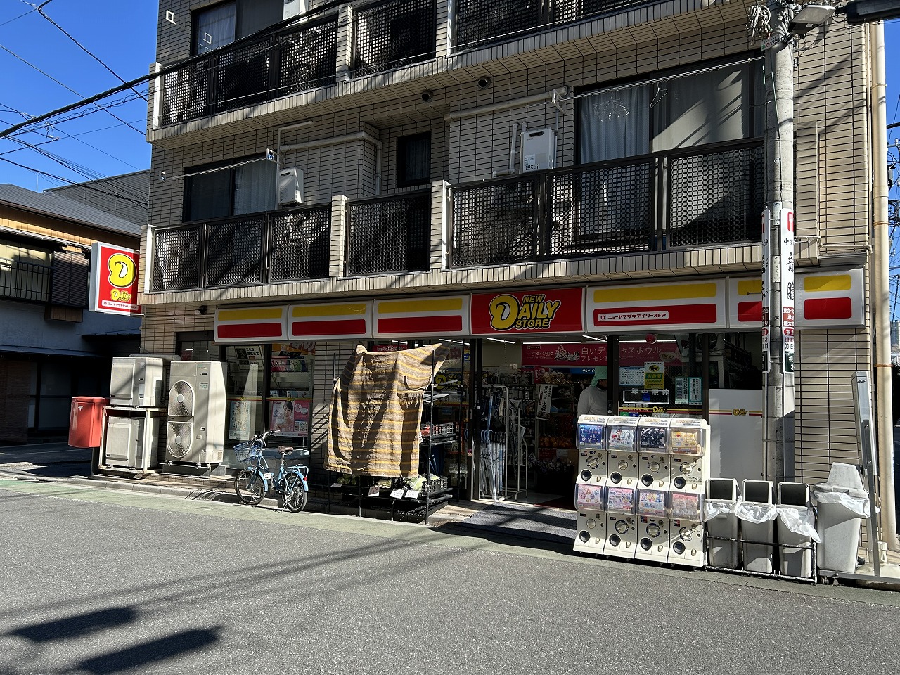 コンビニ　ニューヤマザキデイリーストア根津北嶋店（コンビニ）まで251m