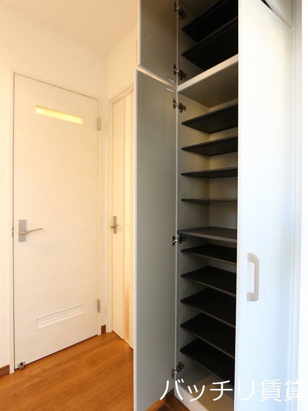 玄関　別号室タイプの画像は同シリーズタイプの為、参考写真になります