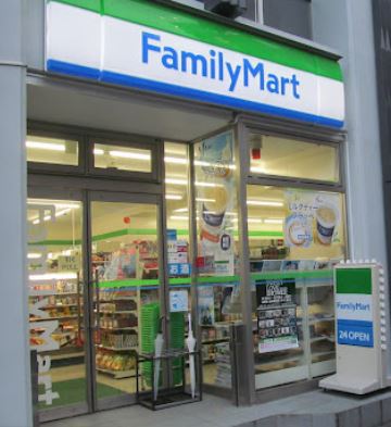 コンビニ　ファミリーマート五反田駅前店（コンビニ）まで219m