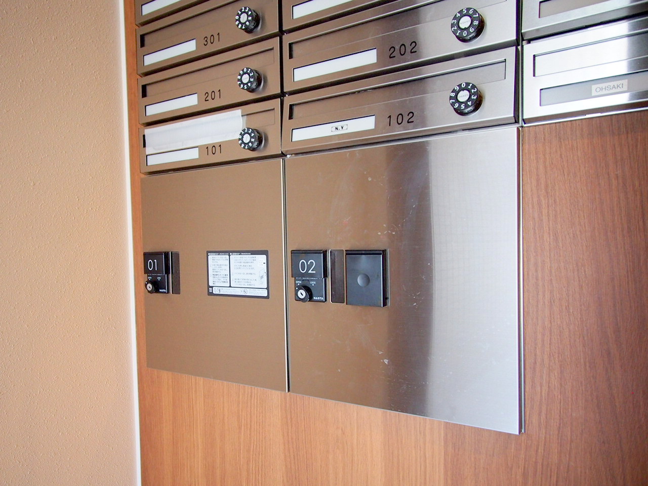 エントランス　留守中でも荷物が受け取れて便利な宅配ＢＯＸ完備しています♪