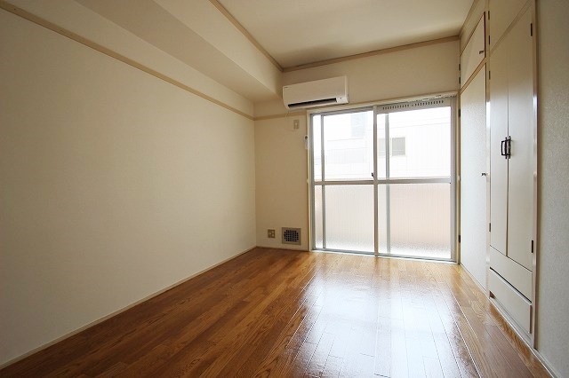 居室・リビング　同物件、別号室のものです。