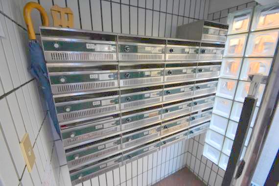 ロビー　ロビーにある各部屋毎のメールボックス。