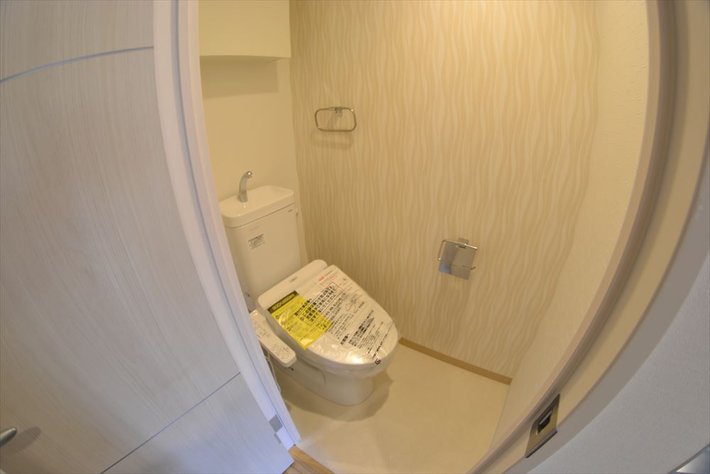 トイレ　落ち着いた色調のトイレです