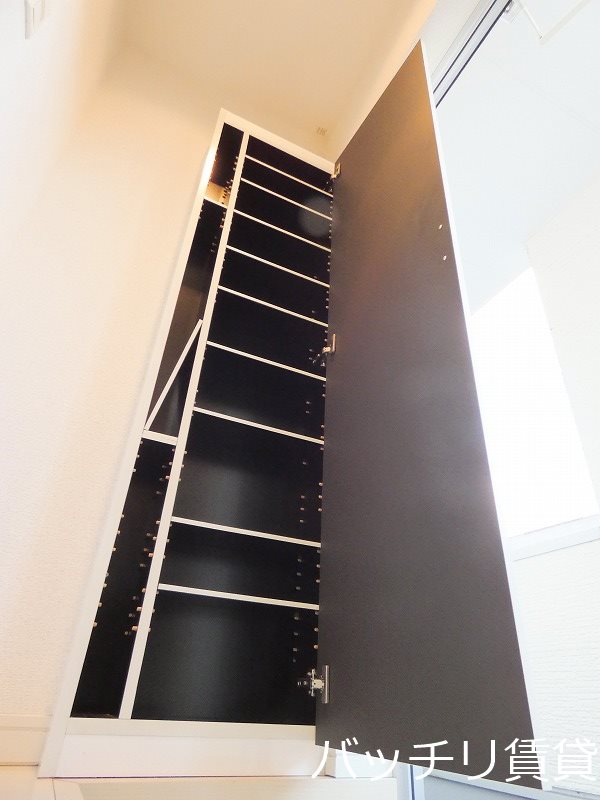 玄関　別号室タイプの為、現状を優先致します。