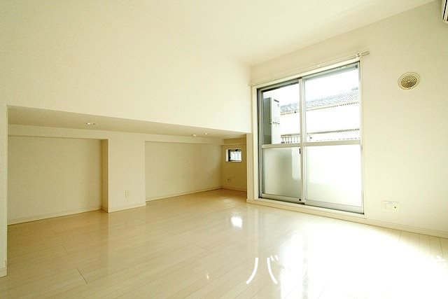 バルコニー　別号室タイプの為、現状を優先致します。