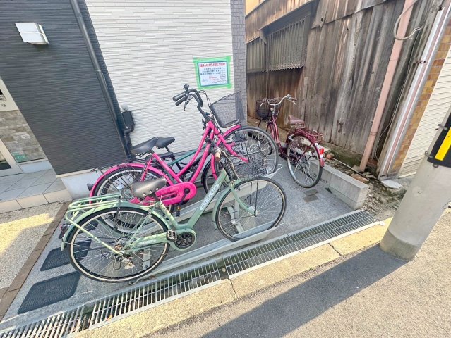 駐車場　敷地内には入居者専用の駐輪スペースもあります。