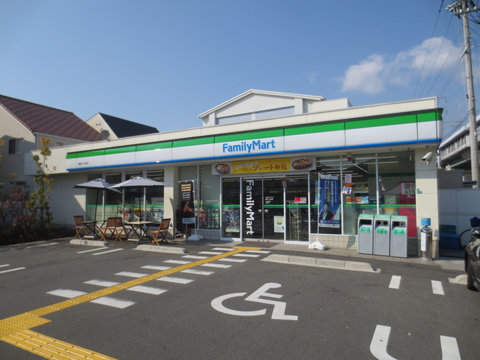 コンビニ　ファミリーマート（コンビニ）まで230m