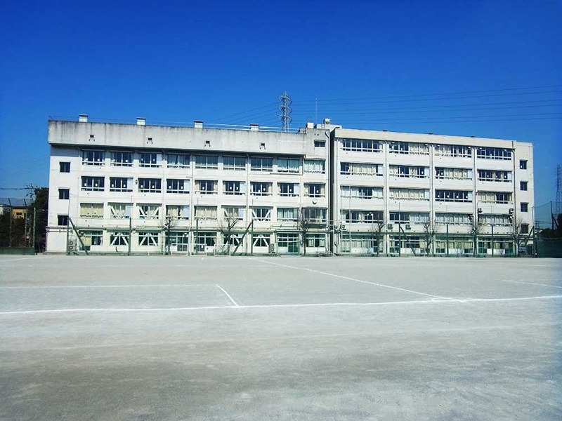 中学校　草加市立両新田中学校（中学校）まで296m