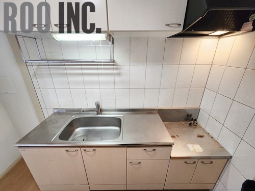 キッチン　写真はクリーニング途中のものです。