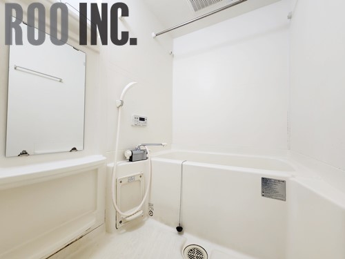 バス・シャワールーム　写真はクリーニング途中のものです。