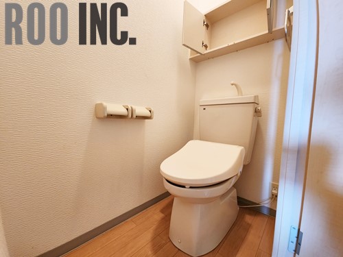 トイレ　写真はクリーニング途中のものです。