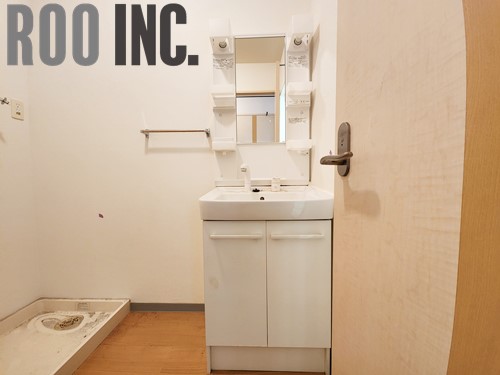 洗面設備　写真はクリーニング途中のものです。