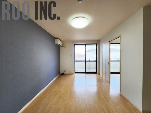 居室・リビング　写真はクリーニング途中のものです。