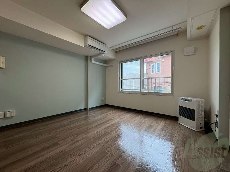 居室・リビング　リビングです。窓が大きくて明るいですね！