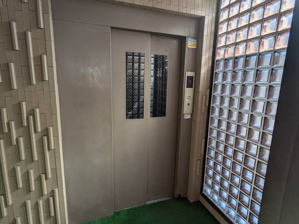 エントランス　エレベーター