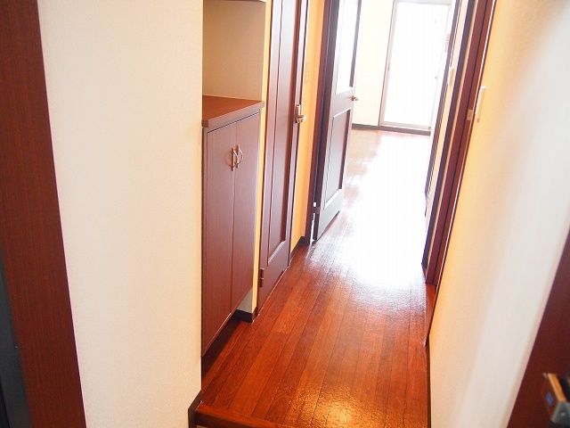 玄関　※同物件別部屋参考写真