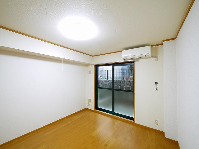 その他部屋・スペース　開放的な寝室です