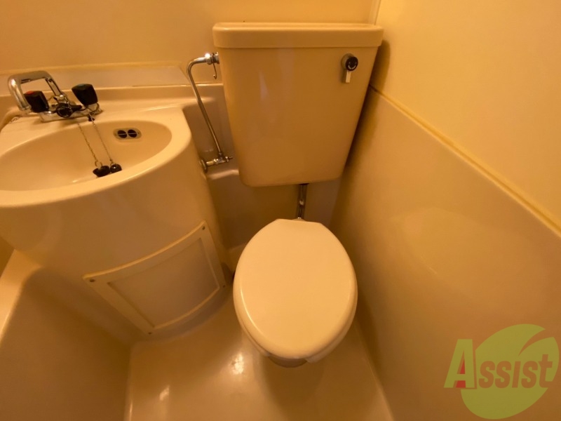 トイレ　トイレです。ユニットバスになってますのでコンパクト。